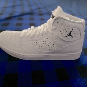 Jordan access WHITE/WHITE-PALE IVORY
BLANC/IVOIRE PALE/BLANC size 13 new in box
